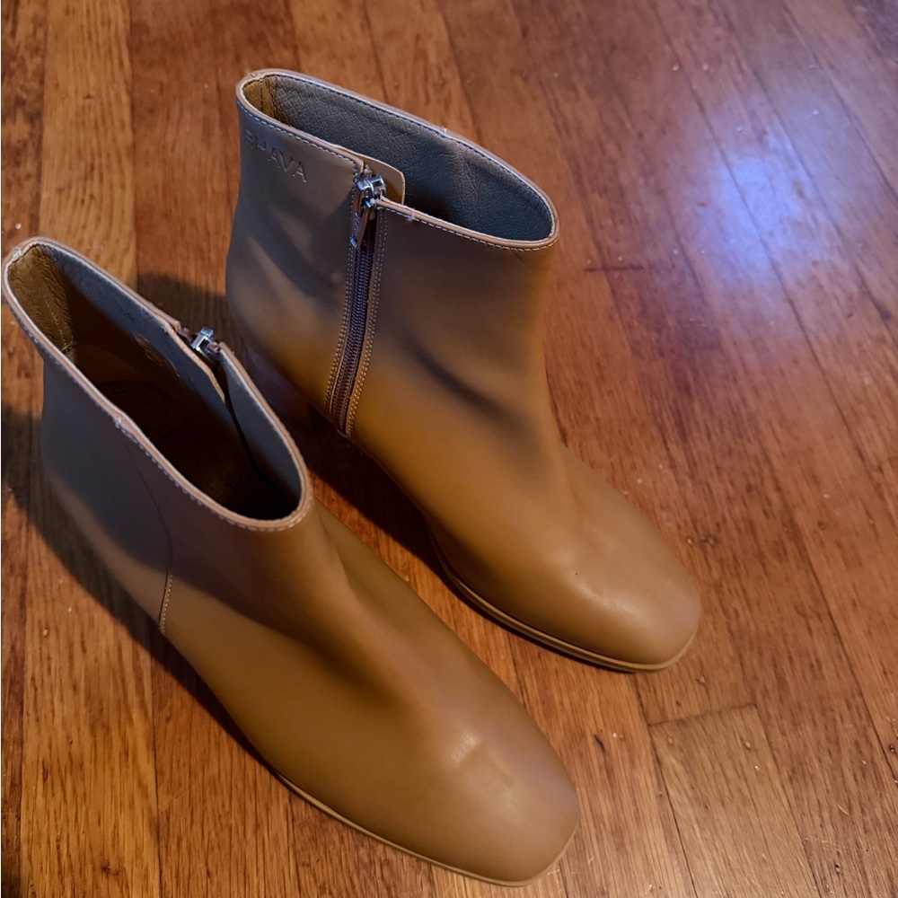 Bhava Leather Tan Low Ankle Booties Sz Womens 38,8 EUC